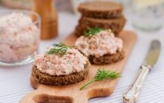 Дип с сайрой и икрой мойвы