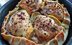 Пряная курица, запеченная в тесте