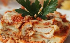 Куриная лазанья с творожным соусом