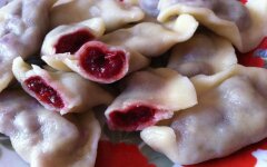 Вишневые вареники с соусом