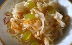 Квашеная капуста с виноградом, медом и базиликом
