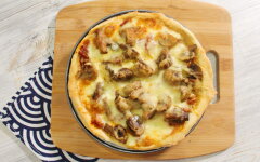 Чикагская пицца с фаршем, грибами, помидорами и сыром