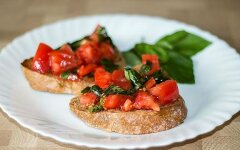Итальянская брускетта с базиликом и помидорами