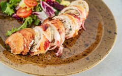 Куриное филе со сливочной начинкой в беконе