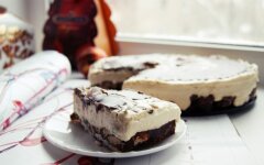 Зефирный торт с печеньем без выпечки