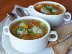 Простой суп с фрикадельками и овощной смесью