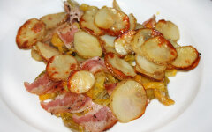 Запеченный картофель с беконом и болгарским перцем