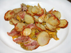 Запеченный картофель с беконом и болгарским перцем