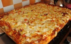 Пицца на майонезе и сметане с курицей и колбасой