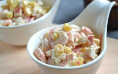 Простой салат  с креветками, крабовыми палочками и кукурузой