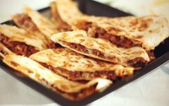 Тортилья с фаршем и сыром