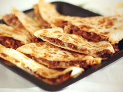 Тортилья с фаршем и сыром