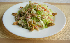 Салат Красотка с копченой курицей и пекинской капустой без майонеза