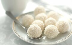 Рафаэлло из кокосовой стружки и кукурузных палочек