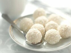 Рафаэлло из кокосовой стружки и кукурузных палочек