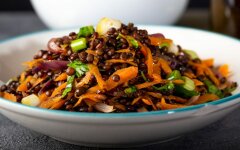 Теплый салат из чечевицы с курагой и орехами