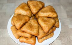 Жареные пирожки с картошкой, луком и грибами