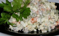 Салат «Столичный» с копченой курицей и зеленью