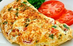 Диетический омлет с овощами и зеленью