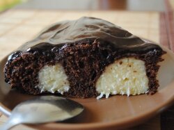 Вкусный шоколадный пирог с шариками из творога