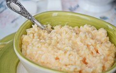Молочная рисовая каша с тыквенным пюре и яблоком