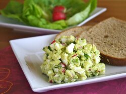 Салат из авокадо и яйца с майонезом