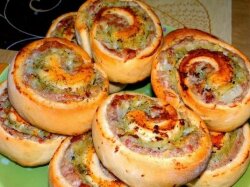 Мясные рулетики с овощным соусом