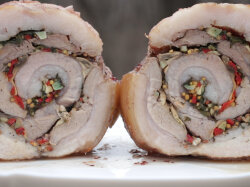 Рулет из свиной брюшины с овощами и чесноком в фольге на углях