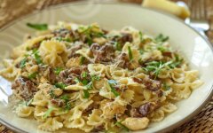 Паста бантики с лисичками и курицей
