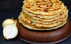 Слоеные луковые лепешки на воде и муке на сковороде