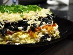 Слоеный салат с жареными грибами, курицей и сыром