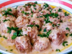 Тефтели с рисом в сливочном соусе