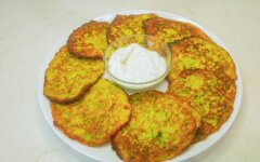 Оладьи из кабачков и рисовой муки с чесноком