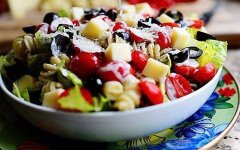 Салат с макаронами, сыром фета и маслинами