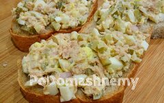 Намазка на хлеб из тунца, яиц и маринованных огурцов