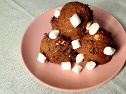 Шоколадное мороженое из сливок со сгущенкой и маршмеллоу