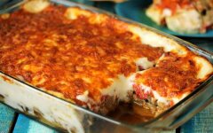 Мусака из баклажанов, фарша и картофеля с соусом бешамель