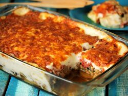 Мусака из баклажанов, фарша и картофеля с соусом бешамель