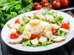 Классический салат «Цезарь» на скорую руку