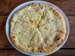 Творожно-сырная лепешка с чесноком в духовке