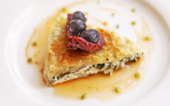 Греческий пирог из теста фило с сыром Фета и шпинатом