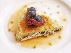 Греческий пирог из теста фило с сыром Фета и шпинатом