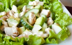 Салат из куриных желудков с авокадо и яблоками