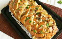 Фаршированный батон с сосисками в духовке