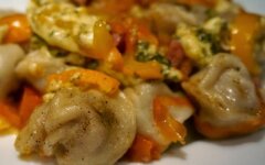 Жареные пельмени с овощами в томатной пасте