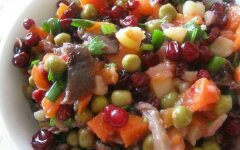 Салат «Таежный» с брусникой и клюквой