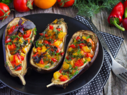 Фаршированные баклажаны с овощами под сыром