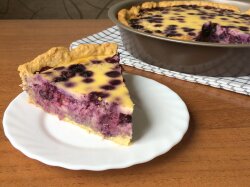 Заливной пирог из песочного теста с ягодами