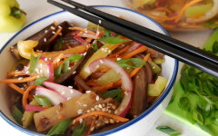 Баклажаны по-корейски с болгарским перцем и кунжутом