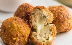 Мясные шарики с моцареллой в остром соусе